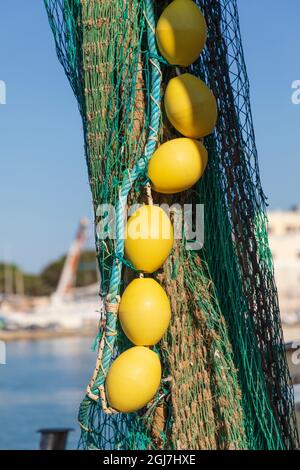 Italie, Pouilles, province de Barletta-Andria-Trani, Trani. Close-up de filet de pêche et les flotteurs. Banque D'Images