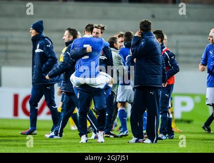 KALMAR 2012-10-16 les joueurs italiens célèbrent leur victoire contre la Suède en 3-2 après leur match de qualification au championnat européen des moins de 21 ans de l'UEFA à l'arène Guldfageln à Kalmar, en Suède, le 16 octobre 2012. Photo: Patric Soderstrom / SCANPIX / code 10760 Banque D'Images