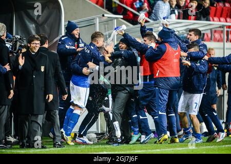 KALMAR 2012-10-16 l'entraîneur italien Devis Mangia, au centre, est arrosé par des joueurs heureux célébrant leur victoire contre la Suède en 3-2 dans le cadre de leur match de qualification au championnat européen des moins de 21 ans de l'UEFA à l'arène Guldfageln à Kalmar, en Suède, le 16 octobre 2012. Photo: Patric Soderstrom / SCANPIX / code 10760 Banque D'Images