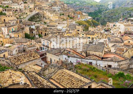 Italie, Sicile, province de Matera, Matera. Sommaire des vieilles maisons et les toits. Banque D'Images