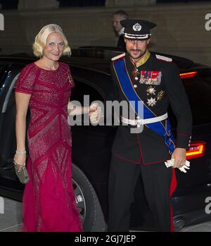 LUXEMBOURG 20121019 le prince héritier hollandais Willem-Alexander et la princesse couronne Maxsima arrivent pour un dîner de gala au palais grand-ducal, après le mariage civil du prince héritier Guillaume de Luxembourg et de la comtesse belge Stephanie de Lannoy, le 19 octobre 2012, à Luxembourg. Foto Jonas Ekström / SCANPIX Kod 10030 Banque D'Images