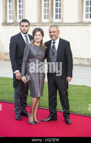 Elie Saab Jr. (G), designer de mode libanais Elie Saab (R) et épouse Claudineat, le mariage du prince héritier Guillaume de Luxembourg et de la comtesse belge Stephanie de Lannoy, le 20 octobre 2012, à Luxembourg. Foto: Suvad Mrkonjic / XP / SCANPIX / Kod 7116 ** HORS SUÈDE ** Banque D'Images