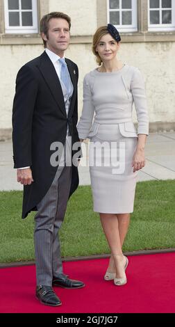 LUXEMBOURG 20121020 le prince Emanuele Filiberto de Venise et du Piémont (L) et son épouse Clothilde Courau (R) arrivent au mariage du prince héritier Guillaume de Luxembourg et de la comtesse belge Stephanie de Lannoy, le 20 octobre 2012, à Luxembourg. Foto Jonas Ekström / SCANPIX Kod 10030 Banque D'Images