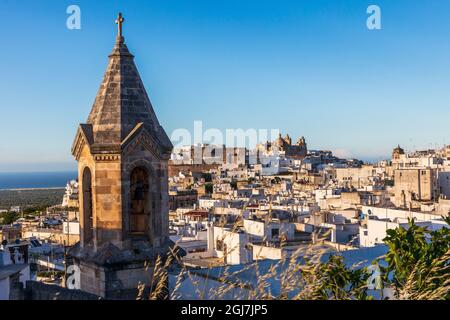 Italie, Pouilles, province de Brindisi, Brindisi. Vue sur la ville avec des inconnus clocher de l'église en premier plan et église de San Vito Martire sur hi Banque D'Images