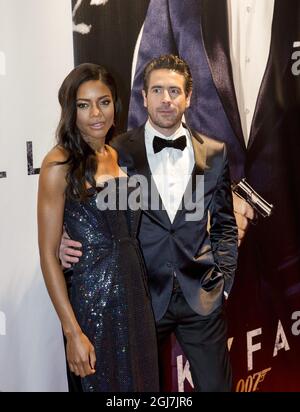 STOCKHOLM 20121024 l'actrice britannique Naomie Harris et l'acteur suédois Ola Rapace arrivent pour la première de gala suédoise du nouveau film James Bond 'Skyfall' au théâtre Rigoletto de Stockholm. Photo Christine Olsson / SCANPIX / code 10430 Banque D'Images