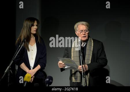 STOCKHOLM 20121025 l'actrice suédoise Elin Klinga et l'acteur américain Martin Sheen lisent un extrait de la pièce Speak Truth to Power -Voices from Beyond the Dark lors d'une conférence de presse à Fotografiska à Stockholm pour le projet ¨ Speak Truth to Power. Il se compose d'entretiens que la fille du politicien américain Robert Kennedy, Kerry Kennedy, a tenus avec des défenseurs des droits de l'homme dans le monde entier, certains connus et d'autres pas si bien connus. Cette documentation a donné lieu à un livre, une exposition de photos, un théâtre et du matériel pédagogique pour les écoles. Foto: Janerik Henriksson / SCANPIX / Kod 10010 Banque D'Images