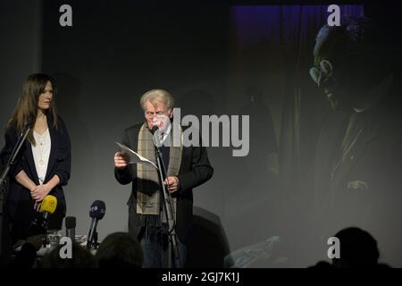 STOCKHOLM 20121025 l'actrice suédoise Elin Klinga et l'acteur américain Martin Sheen lisent un extrait de la pièce Speak Truth to Power -Voices from Beyond the Dark lors d'une conférence de presse à Fotografiska à Stockholm pour le projet ¨ Speak Truth to Power. Il se compose d'entretiens que la fille du politicien américain Robert Kennedy, Kerry Kennedy, a tenus avec des défenseurs des droits de l'homme dans le monde entier, certains connus et d'autres pas si bien connus. Cette documentation a donné lieu à un livre, une exposition de photos, un théâtre et du matériel pédagogique pour les écoles. Foto: Janerik Henriksson / SCANPIX / Kod 10010 Banque D'Images