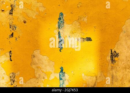 Italie, Pouilles, province de Lecce, Gallipoli. Détail de Texture d'un mur en stuc avec peeling peinture jaune. Banque D'Images