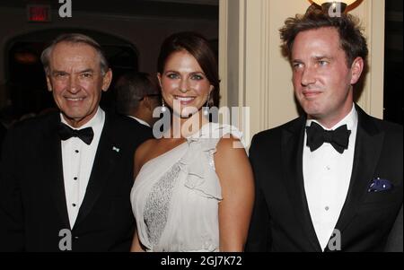 NEW YORK 20121107 Secrétaire général adjoint des Nations Unies Jan Eliasson, princesse suédoise Madeleine et son fiancé, Chris O’Neill, sont vus au Gala Raoul Wallenberg Civic courage Award au Yale Club le 7 novembre 2012 à New York. Foto: Amy Sussman / SCANPIX Kod 200 Banque D'Images