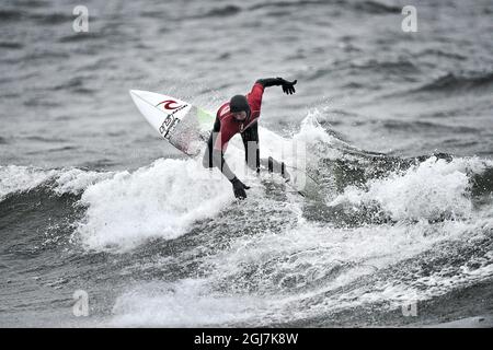 NYNASHAMN 20121111 sur un gris et humide novembre Dimanche Nynäshamn surf club a organisé le championnat suédois de surf dans les eaux à la plage de galets de Toro, au sud de Stockholm. Foto: Anders Wiklund / SCANPIX / Kod 10040 Banque D'Images