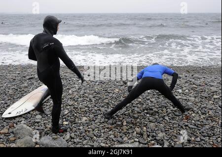 NYNASHAMN 20121111 sur un gris et humide novembre Dimanche Nynäshamn surf club a organisé le championnat suédois de surf dans les eaux à la plage de galets de Toro, au sud de Stockholm. Foto: Anders Wiklund / SCANPIX / Kod 10040 Banque D'Images