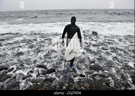 NYNASHAMN 20121111 sur un gris et humide novembre Dimanche Nynäshamn surf club a organisé le championnat suédois de surf dans les eaux à la plage de galets de Toro, au sud de Stockholm. Foto: Anders Wiklund / SCANPIX / Kod 10040 Banque D'Images