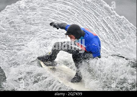 NYNASHAMN 20121111 Freddie Meadows a remporté le championnat suédois de surf sur les eaux de la plage de galets de Toro, au sud de Stockholm, organisé par le club de surf de Nynashamn sur un dimanche de novembre gris et humide. Foto: Anders Wiklund / SCANPIX / Kod 10040 Banque D'Images