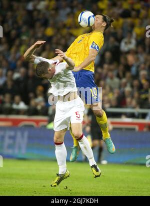 Gary Cahill (à gauche) et Zlatan Ibrahimovic (Suède) lors du match de football amical Suède contre Angleterre au nouveau stade national de football 'Friends Arena' à Stockholm, en Suède Banque D'Images