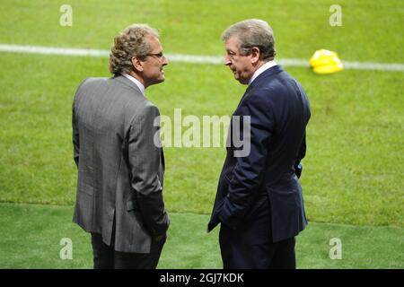 Erik Hamren, entraîneur de Suède, et Roy Hodgson, entraîneur d'Angleterre (à droite) lors du match de football amical Suède contre Angleterre au nouveau stade national de football 'Friends Arena' à Stockholm, en Suède Banque D'Images