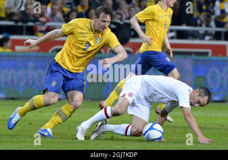 Kim Kallstrom en Suède (à gauche) et Leon Osman en Angleterre (à droite) lors du match de football amical Suède contre Angleterre au nouveau stade national de football 'Friends Arena' à Stockholm, en Suède Banque D'Images