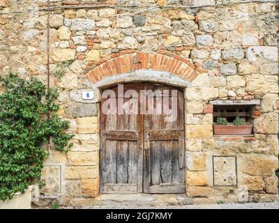 Europe, Italie, Chianti. Ancienne porte et mur en pierre dans la ville fortifiée de Monteriggioni. Banque D'Images