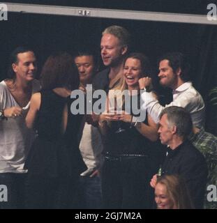 STOCKHOLM 20121122 le Prince Carl Philip de Suède avec des amis au trio de musique de danse électronique concert de la Maison suédoise Mafia au nouveau stade des amis à Stockholm, en Suède, le 2012 novembre. Foto: Olle Sporrong / XP / SCANPIX / Kod 7112 Banque D'Images