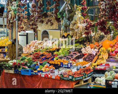 Italie, Florence. Fruits et légumes dans le marché central, Mercato Centrale à Florence. Banque D'Images