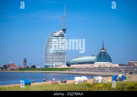 Bremerhaven, Allemagne. 09e septembre 2021. Des chaises de plage se trouvent sur les rives du Weser, en face du Klimahaus et de l'Atlantic Hotel. Credit: Sina Schuldt/dpa/Alay Live News Banque D'Images