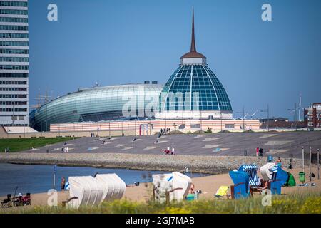 Bremerhaven, Allemagne. 09e septembre 2021. Des chaises de plage se trouvent sur les rives du Weser, en face du Klimahaus. Credit: Sina Schuldt/dpa/Alay Live News Banque D'Images