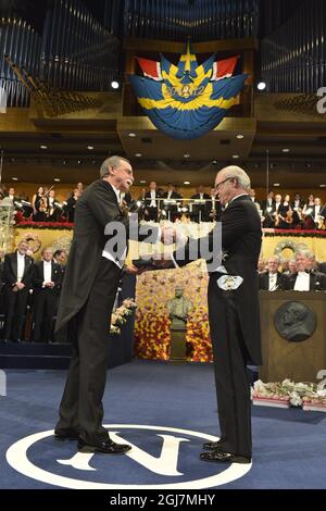 STOCKHOLM 20121210 David J. Wineland, des États-Unis, reçoit le prix Nobel de physique 2012 du roi Carl Gustaf, de Suède, lors de la cérémonie du prix Nobel dans la salle de concert de Stockholm, Suède, le 10 décembre 2012. Foto: Jonas Ekström / SCANPIX Kod 10030 Banque D'Images