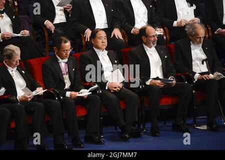 STOCKHOLM 20121210 Prix Nobel John B. Gurdon, Shinya Yamanaka Mo Yan, Alvin E Roth et h Lloyd S. Shapley lors de la cérémonie de remise des prix Nobel à la salle de concert de Stockholm, 10 décembre 2012. Photo Henrik Montgomery / SCANPIX Kod 10060 Banque D'Images