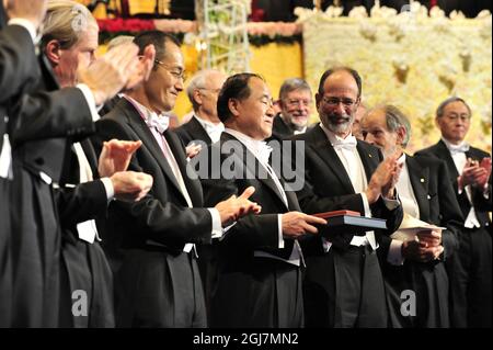 STOCKHOLM 20121210 Mo Yan de Chine (centre) reçoit le Prix Nobel de littérature 2012 lors de la cérémonie du Prix Nobel dans la salle de concert de Stockholm Suède, le 10 décembre 2012. A côté de lui de gauche John B. Gurdon, Shinya Yamanaka, Alvin E. Roth et Lloyd S. Shapley Foto: Jonas Ekrdmer / SCANPIX Kod 10030 Banque D'Images