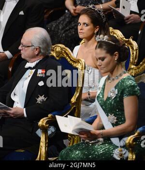 STOCKHOLM 20121210 le roi Carl Gustaf, la princesse Madeleine et la princesse Victoria lors de la cérémonie de remise du prix Nobel à la salle de concert de Stockholm, le 10 décembre 2012. Photo Henrik Montgomery / SCANPIX Kod 10060 Banque D'Images