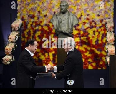 STOCKHOLM 20121210 Mo Yan de Chine reçoit le Prix Nobel de littérature 2012 du roi Carl Gustaf lors de la cérémonie du Prix Nobel dans la salle de concert de Stockholm Suède, le 10 décembre 2012. Photo Henrik Montgomery / SCANPIX Kod 10060 Banque D'Images