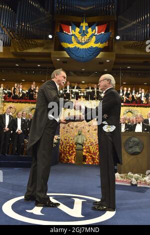 STOCKHOLM 20121210 David J. Wineland, des États-Unis, reçoit le prix Nobel de physique 2012 du roi Carl Gustaf, de Suède, lors de la cérémonie du prix Nobel dans la salle de concert de Stockholm, Suède, le 10 décembre 2012. Foto: Jonas Ekström / SCANPIX Kod 10030 Banque D'Images