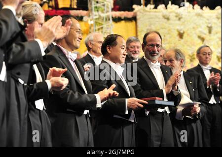 STOCKHOLM 20121210 Mo Yan de Chine (centre) reçoit le Prix Nobel de littérature 2012 lors de la cérémonie du Prix Nobel dans la salle de concert de Stockholm Suède, le 10 décembre 2012. A côté de lui de gauche John B. Gurdon, Shinya Yamanaka, Alvin E. Roth et Lloyd S. Shapley Foto: Jonas Ekrdmer / SCANPIX Kod 10030 Banque D'Images