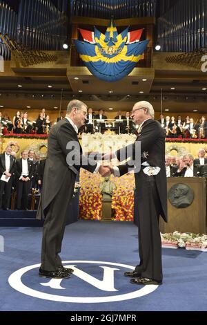 STOCKHOLM 20121210 Serge Haroche de France reçoit le Prix Nobel de physique 2012 du Roi Carl Gustaf de Suède lors de la cérémonie du Prix Nobel dans la salle de concert de Stockholm Suède, le 10 décembre 2012. Foto: Jonas Ekström / SCANPIX Kod 10030 Banque D'Images