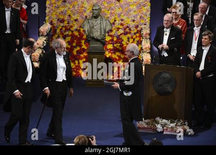 STOCKHOLM 20121210 Alvin E. Roth et Lloyd S Shapley, des États-Unis, reçoivent le Prix Sveriges Riksbank en sciences économiques en mémoire d'Alfred Nobel 2012 lors de la cérémonie du Prix Nobel dans la salle de concert de Stockholm Suède, le 10 décembre 2012. Photo Henrik Montgomery / SCANPIX Kod 10060 Banque D'Images