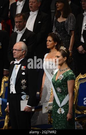 STOCKHOLM 20121210 le roi Carl Gustaf, la princesse Madeleine et la princesse Victoria lors de la cérémonie de remise du prix Nobel à la salle de concert de Stockholm, le 10 décembre 2012. Photo Henrik Montgomery / SCANPIX Kod 10060 Banque D'Images