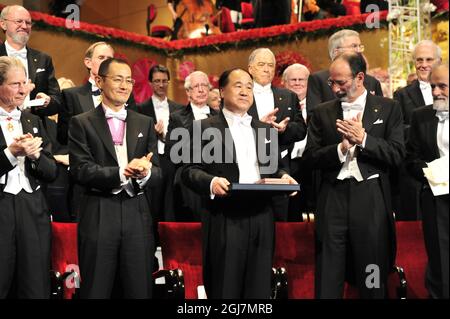 STOCKHOLM 20121210 Mo Yan de Chine (centre) reçoit le Prix Nobel de littérature 2012 lors de la cérémonie du Prix Nobel dans la salle de concert de Stockholm Suède, le 10 décembre 2012. A côté de lui de gauche John B. Gurdon, Shinya Yamanaka, Alvin E. Roth et Lloyd S. Shapley Foto: Jonas Ekrdmer / SCANPIX Kod 10030 Banque D'Images