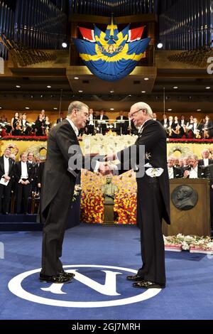 STOCKHOLM 20121210 Serge Haroche de France reçoit le Prix Nobel de physique 2012 du Roi Carl Gustaf de Suède lors de la cérémonie du Prix Nobel dans la salle de concert de Stockholm Suède, le 10 décembre 2012. Foto: Jonas Ekström / SCANPIX Kod 10030 Banque D'Images