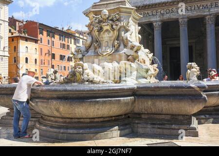 Rome, région du Latium, Italie. Fontaine à l'extérieur du Panthéon, ou Fontana del Panthéon, et est surmontée par un obélisque égyptien. (Pour usage éditorial Banque D'Images