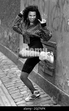 PHOTO 19890512. La chanteuse Neneh Cherry lors d'une visite temporaire à Stockholm. Au cours des huit dernières années, elle vit à Londres et a gravi les classements musicaux avec le premier single « Buffalo posture ». *** SÃ¥ngerskan Neeh Cherry PÃ¥ tillfÃ¤lligt besök i Stockholm. Cherry Ã¤r berline Ã¥tta Ã¥r bosatt i London och ligger Just nu högt PÃ¥ musikvÃ¤rldens topplistoror med debutsingeln 'Buffalo station'. Foto: Lars Pehrson / SVD / SCANPIX / Kod: 11014 Banque D'Images