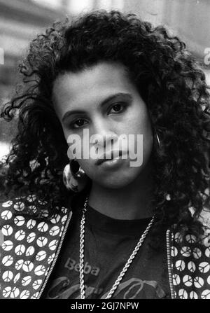 DOSSIER 19890512 Singer Neneh Cherry posant à Stockholm 12 mai 1989. *** SÃ¥ngerskan Neeh Cherry PÃ¥ tillfÃ¤lligt besök i Stockholm. Cherry Ã¤r berline Ã¥tta Ã¥r bosatt i London och ligger Just nu högt PÃ¥ musikvÃ¤rldens topplistoror med debutsingeln 'Buffalo station'. Foto: Stefan Hyttfors / XP / SCANPIX / Kod: 158 Banque D'Images