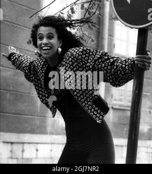 DOSSIER 19890512 Singer Neneh Cherry posant à Stockholm 12 mai 1989. *** SÃ¥ngerskan Neeh Cherry PÃ¥ tillfÃ¤lligt besök i Stockholm. Cherry Ã¤r berline Ã¥tta Ã¥r bosatt i London och ligger Just nu högt PÃ¥ musikvÃ¤rldens topplistoror med debutsingeln 'Buffalo station'. Foto: Stefan Hyttfors / XP / SCANPIX / Kod: 158 Banque D'Images