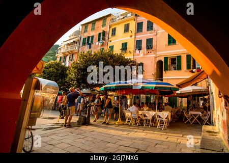 Place principale de la ville de Vernazza, Cinque Terre, Italie. (Usage éditorial uniquement) Banque D'Images