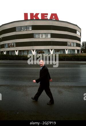 DOSSIER 1991 le géant du meuble, Ingvar Kamprad, fondateur d'IKEA, devant le magasin de Skarholmen au sud de Stockholm 1991. Foto: Lars Nyberg / XP / SCANPIX / Kod: 34 **AFTONBLADET OUT** Banque D'Images