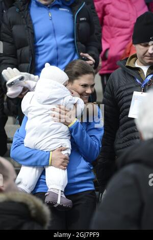 VAL DI FIEMME 20130226 Crown Princess Victoria et Princess Estelle sont vus pendant les femmes de 10 km de ski de fond dans le monde des championnats de ski de fond à Val Di Fiemme, Italie, le 26 février 2013. Foto: Pontus Lundahl / SCANPIX / Kod 10050 Banque D'Images