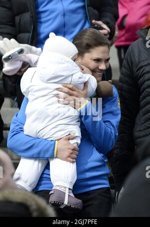 VAL DI FIEMME 20130226 Crown Princess Victoria et Princess Estelle sont vus regarder des dames 10 km de ski dans les Championnats du monde de ski de fond à Val Di Fiemme, Italie, le 26 février 2013. Foto: Pontus Lundahl / SCANPIX / Kod 10050 Banque D'Images