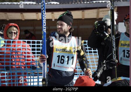 MÂNgsBODARNA 2013-03-01 le prince Carl Philip échange à Mangsbodarna après sa chaleur lors de l'épreuve de ski de fond Vasa Relay ou StafettVasan vendredi 1er mars 2013. Foto: Ulf Palm/ SCANPIX / Kod 50040 Banque D'Images