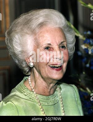 DOSSIER 1995-08-30 la princesse Lilian, souriant joyeusement à la réception au Palais Royal à l'occasion de son 80e anniversaire le 30 août 1995. Princesse Lilian, née Lillian May Davies à Swansea, pays de Galles, en 1915, décédée le 10 mars 2013, à l'âge de 97 ans. Elle a épousé le Prince Bertil de Suède en 1976 après avoir vécu ensemble pendant 33 ans. Foto: Jonas ekströmer / SCANPIX / Kod: 1030 Banque D'Images