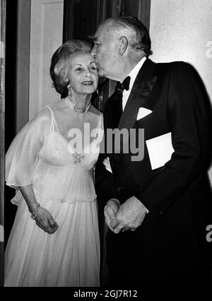 DOSSIER 1976-12-07 le prince Bertil embrasse sa femme la joue de la princesse Lilian juste avant le banquet de mariage au Palais Royal le 7 décembre 1976. Princesse Lilian, née Lillian May Davies à Swansea, pays de Galles, en 1915, décédée le 10 mars 2013, à l'âge de 97 ans. Elle a épousé le Prince Bertil de Suède en 1976 après avoir vécu ensemble pendant 33 ans. Foto: Expressen / SCANPIX / Kod: 192 Banque D'Images