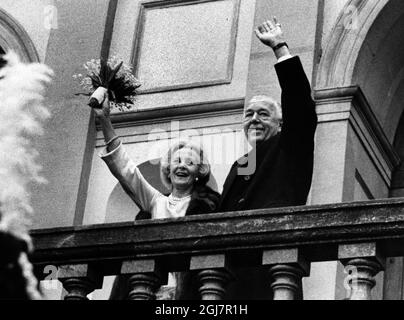 DOSSIER 1976-12.07 le prince Bertil et sa femme la princesse Lilian agitant du balcon du palais DrottningHoms après leur cérémonie de mariage dans la chapelle le 7 décembre 1976. Princesse Lilian, née Lillian May Davies à Swansea, pays de Galles, en 1915, décédée le 10 mars 2013, à l'âge de 97 ans. Foto: Jan Collsiönköy / SCANPIX / Kod: 1001 Banque D'Images