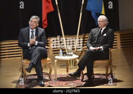 Le président turc Abdullah Gul et le roi Carl Gustaf de Suède sont vus à l'ouverture d'un institut de recherche turc à l'Université de Stockholm, Suède, le 12 mars 2013. Le président Abdullah Gul est en visite d'État de trois jours en Suède. Foto: Jonas Ekstromer/ SCANPIX Kod 10030 Banque D'Images